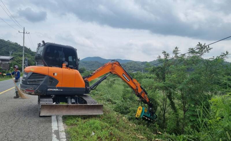 농소면 도로법면 잡목 제거 총력